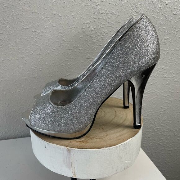 NWT Rampage Metallic Silver Open Toe Heels Size 7.5 - Picture 2 of 6